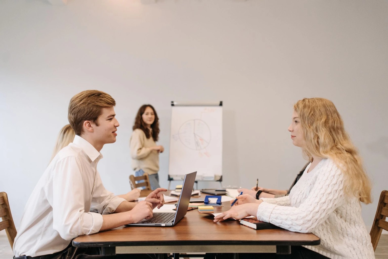 Equipo de trabajo analizando ideas y estrategias como representación del modelo Canvas para diseñar y evaluar negocios