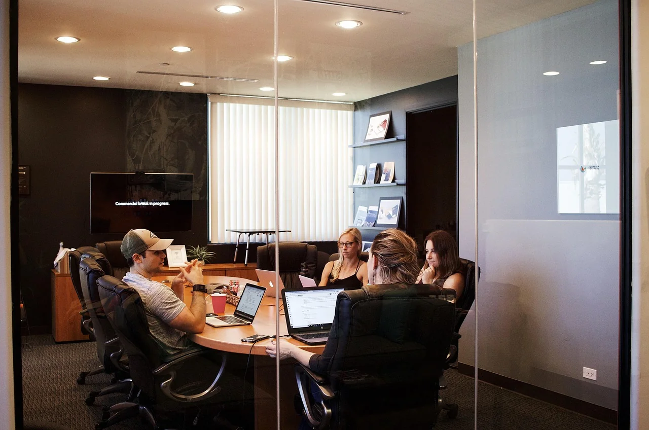 Equipo revisando decisiones y prioridades para el crecimiento de un negocio