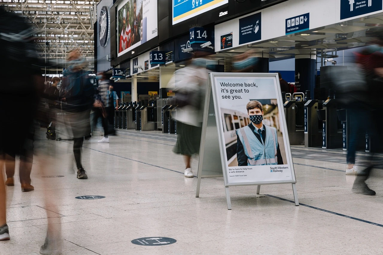 Estación publicitaria y elementos de marketing para representar comunicación comercial y ventas