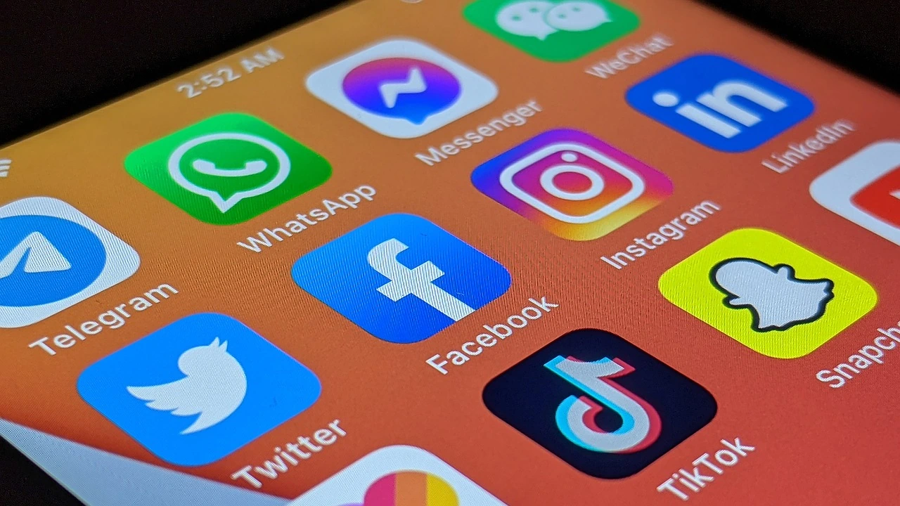 Aplicaciones de redes sociales en un teléfono móvil, imagen para artículo sobre social commerce y venta digital en redes sociales
