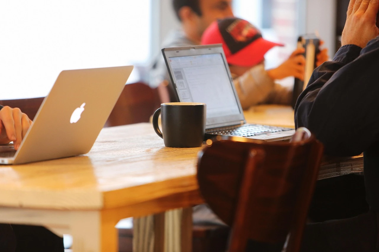 Equipo definiendo prioridades y plan de trabajo para mejorar la ejecución diaria