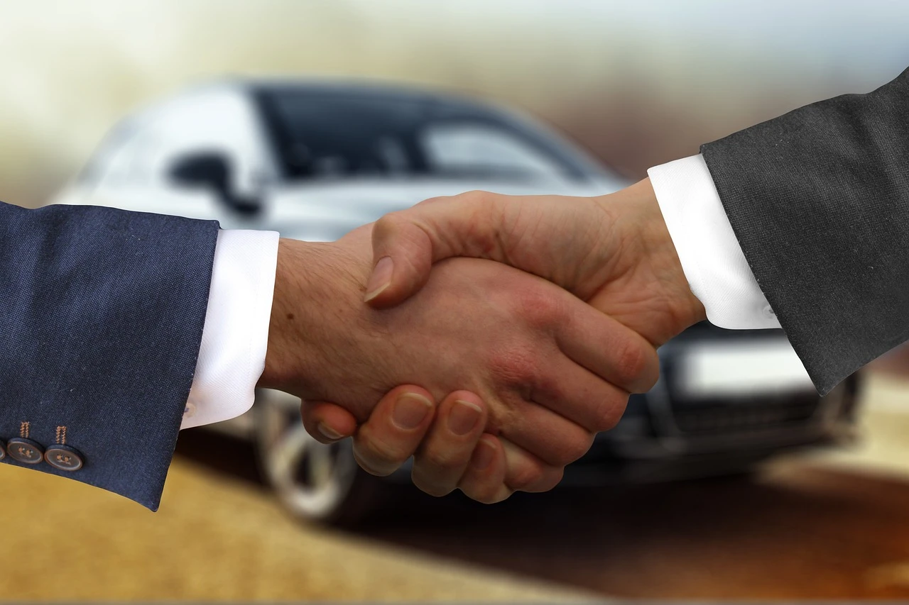 Apretón de manos entre empresarios como representación de una alianza comercial estratégica para hacer crecer un negocio