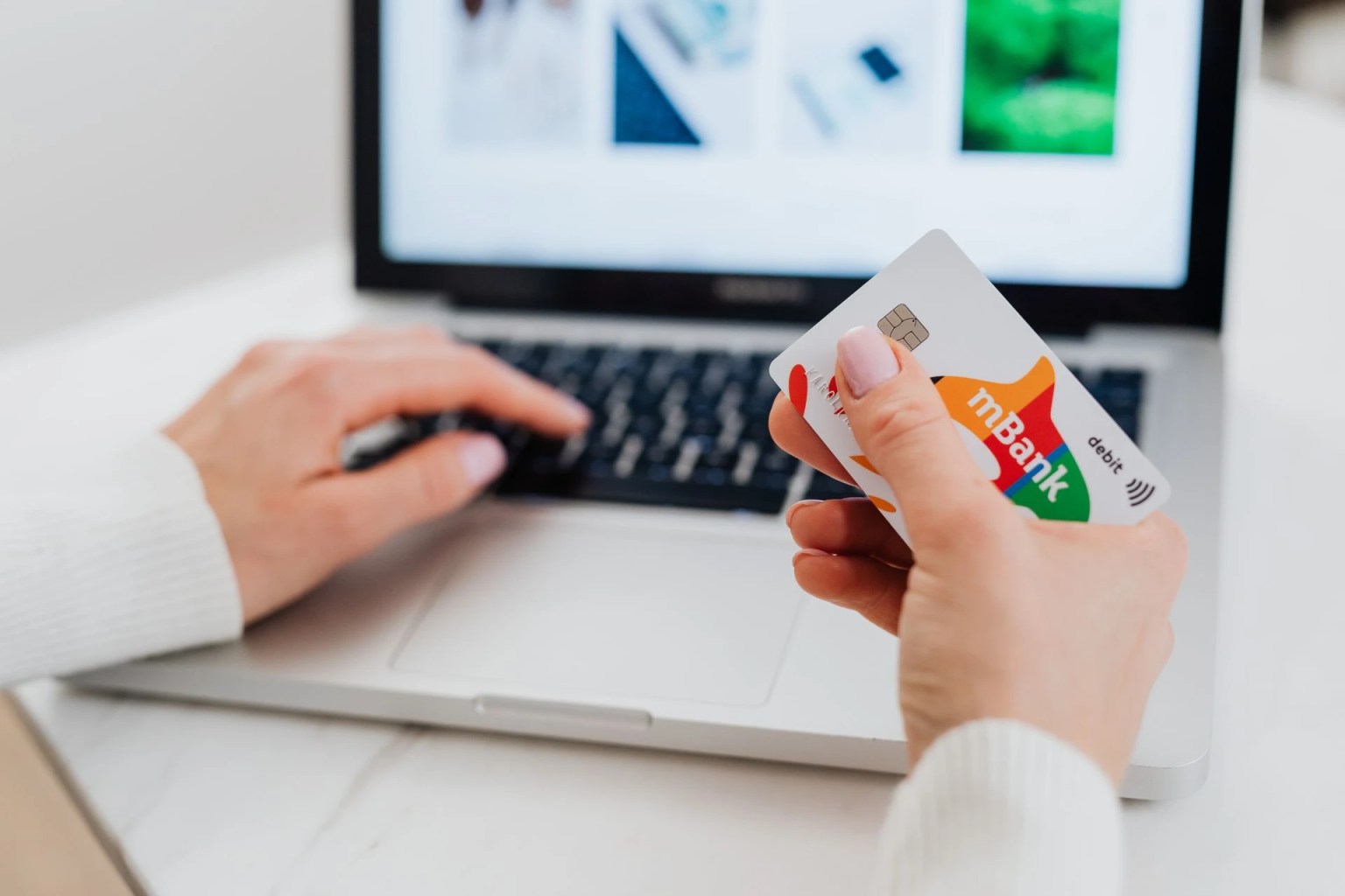 Persona revisando movimientos bancarios en computador para realizar una conciliación bancaria paso a paso