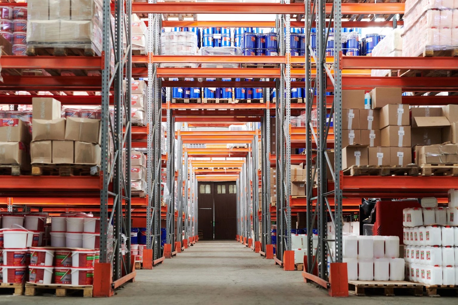 Estanterías de almacén con inventario organizado para calcular el costo de almacenamiento y gestión de existencias