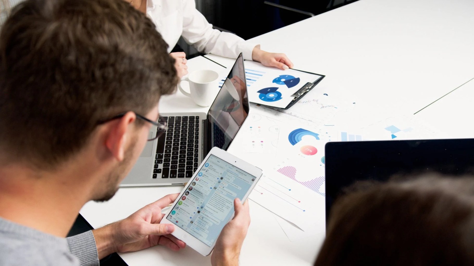 Equipo revisa datos y herramientas digitales para explicar qué es un CRM, cómo funciona y cómo aplicarlo en una empresa