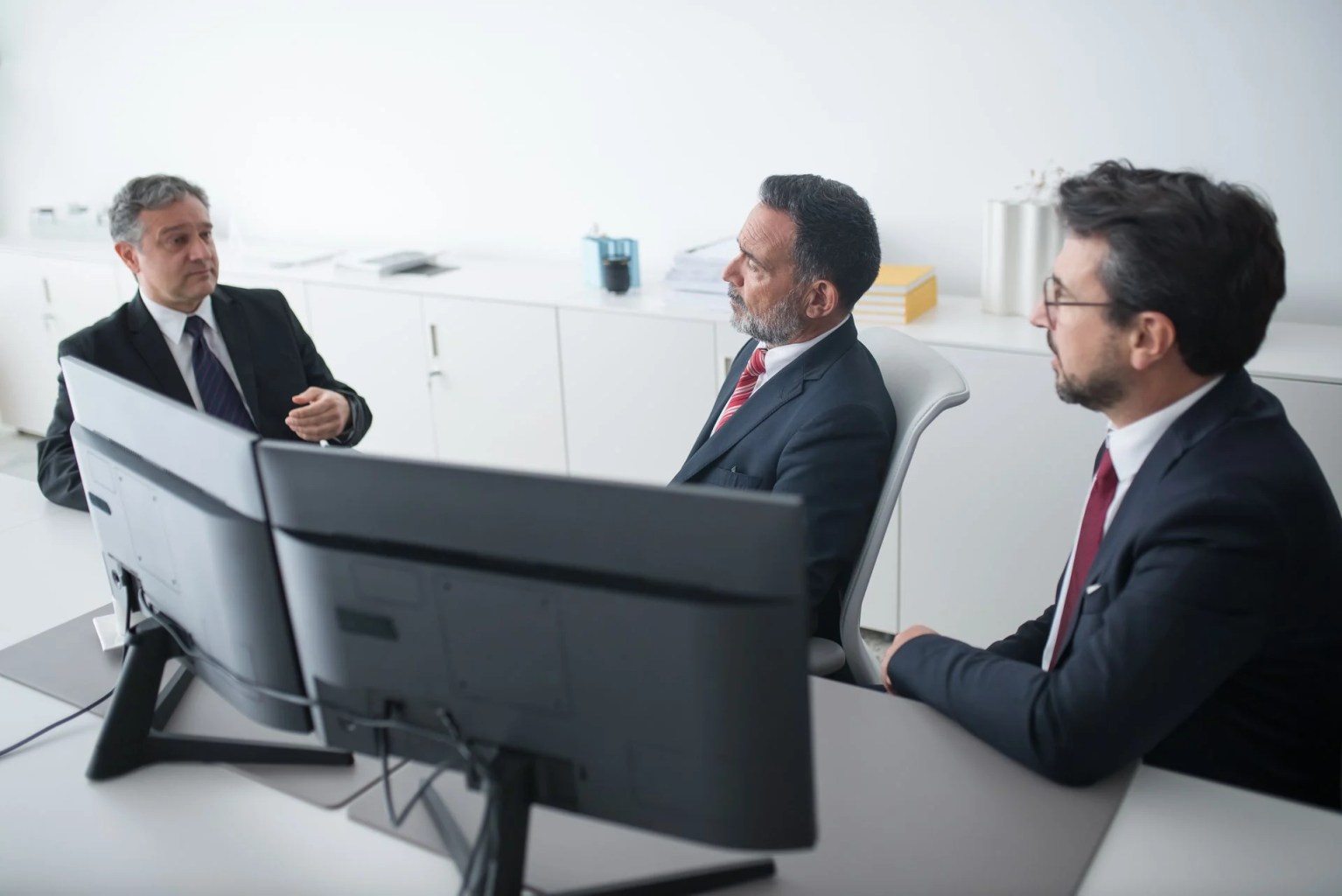 Equipo directivo analiza la estructura organizativa de una empresa para definir funciones, niveles y responsabilidades