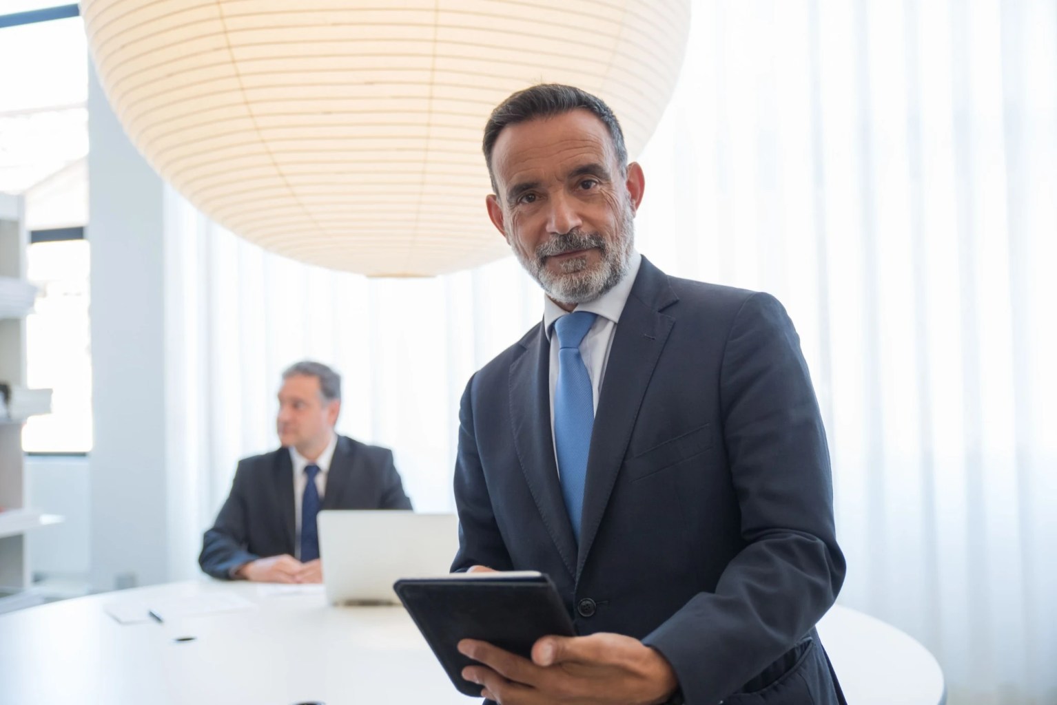 Ejecutivo analiza estrategias para cuidar, gestionar y fortalecer relaciones con clientes B2B