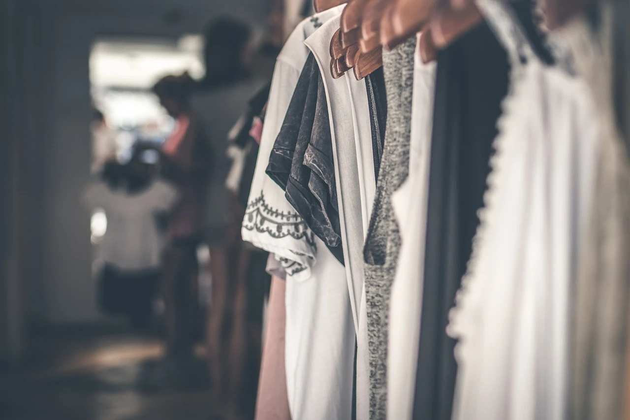 Vitrina organizada de tienda de ropa con productos exhibidos estratégicamente para mejorar la atención al cliente y aumentar las ventas