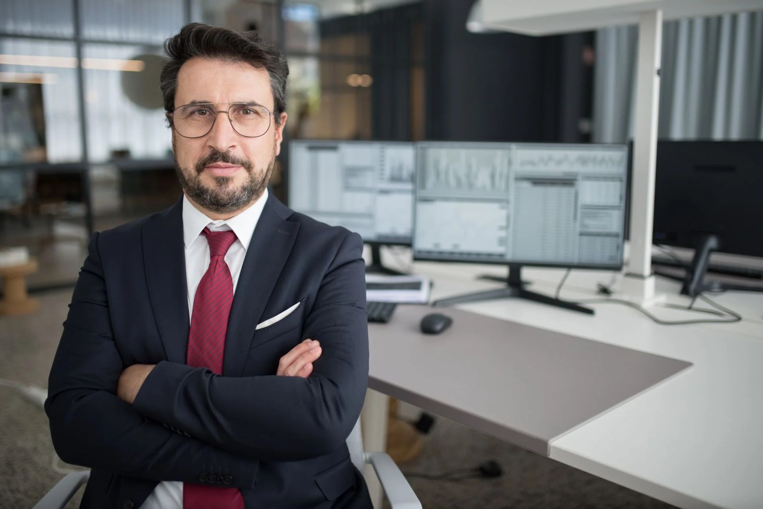 Gerente analizando indicadores empresariales para definir la planeación estratégica y el crecimiento de una pyme.