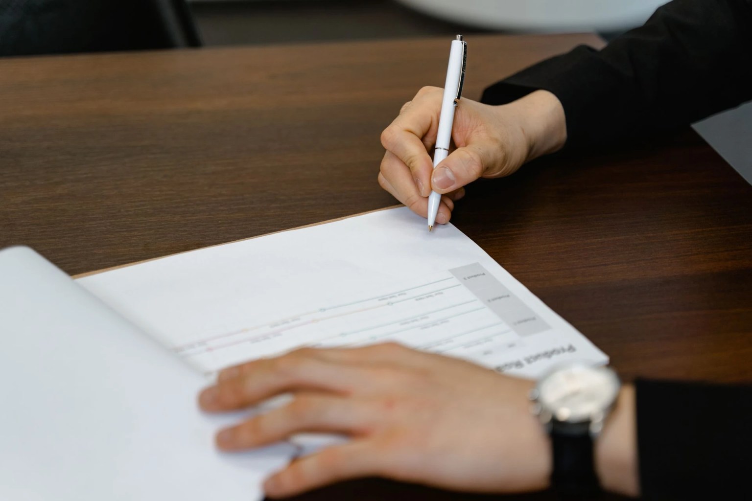 Persona completando un documento para ilustrar cómo responder un RFP correctamente