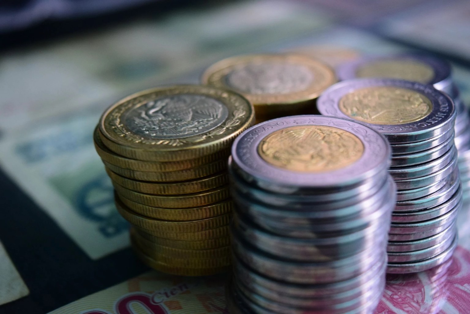 Monedas y billetes como imagen de fuentes de financiamiento para negocios y opciones de capital para empresas