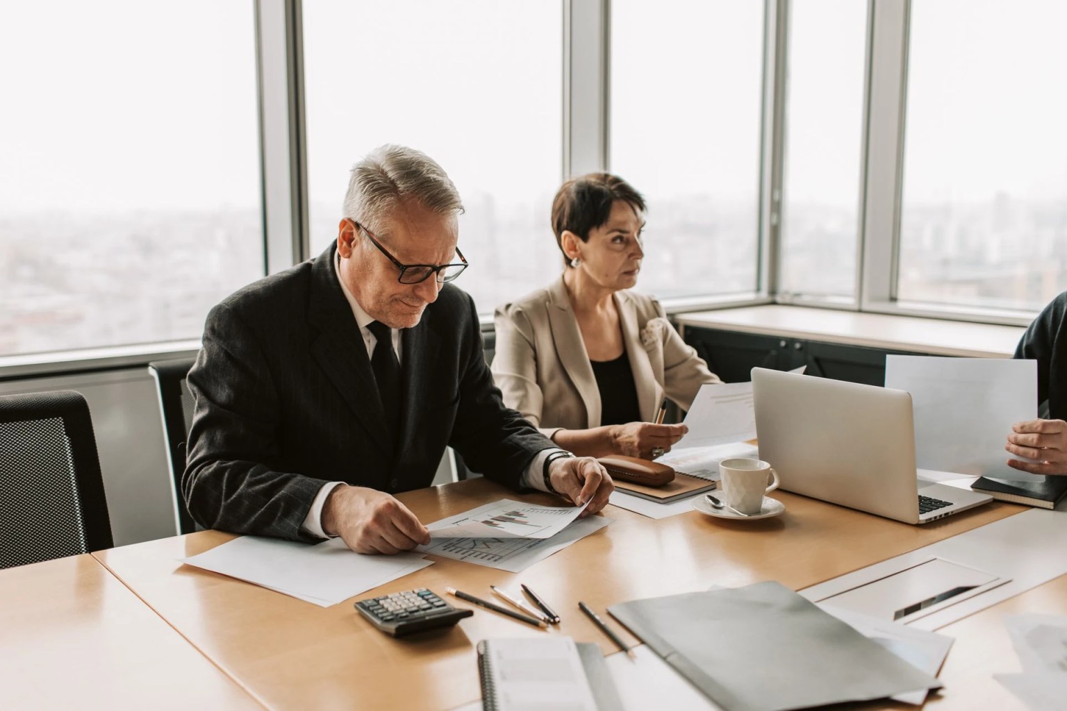 Equipo directivo revisando documentos para crear un plan de sostenibilidad empresarial en una pyme