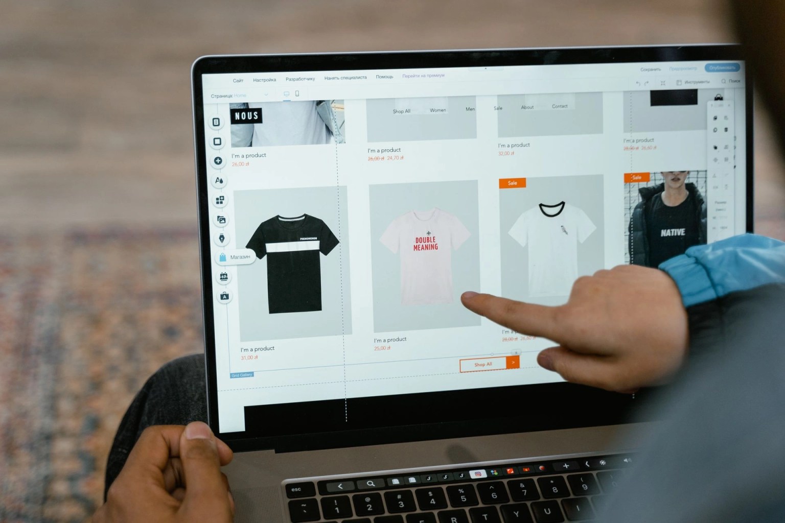Persona configurando un catalogo digital de productos en un computador, imagen para una guia sobre como crear un catalogo digital para un negocio.