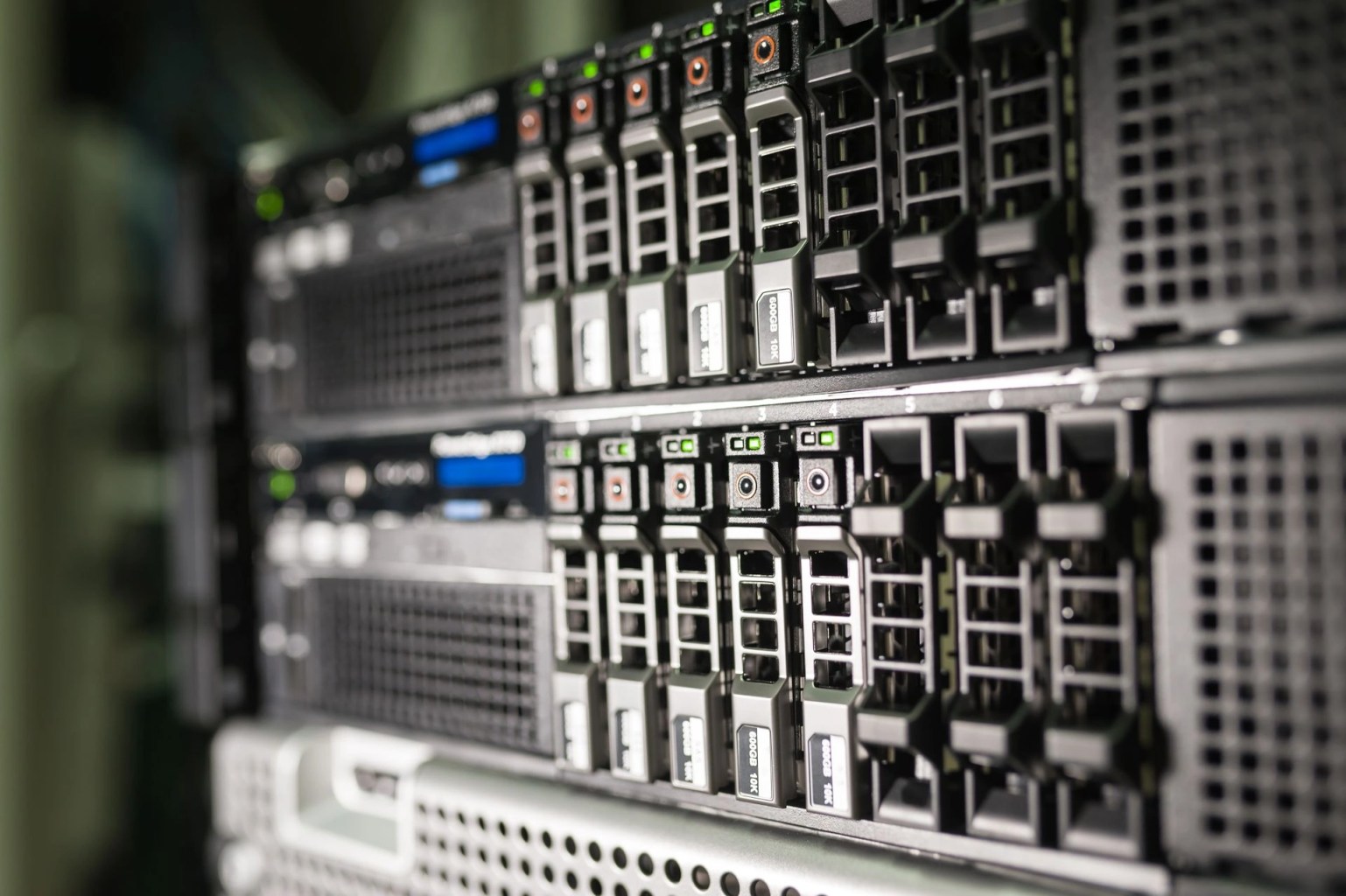 Servidor de alojamiento web con unidades de almacenamiento, imagen para una guía sobre cómo elegir un hosting para WordPress.