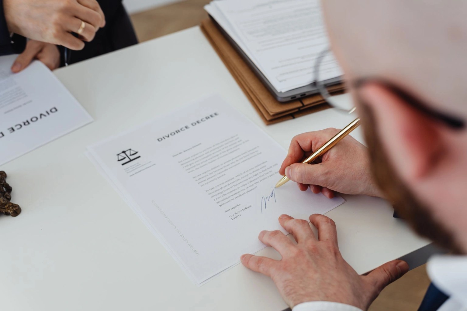 Persona firmando un documento en una oficina, imagen ideal para ilustrar una comparativa de herramientas de firma electronica para pequenas empresas.