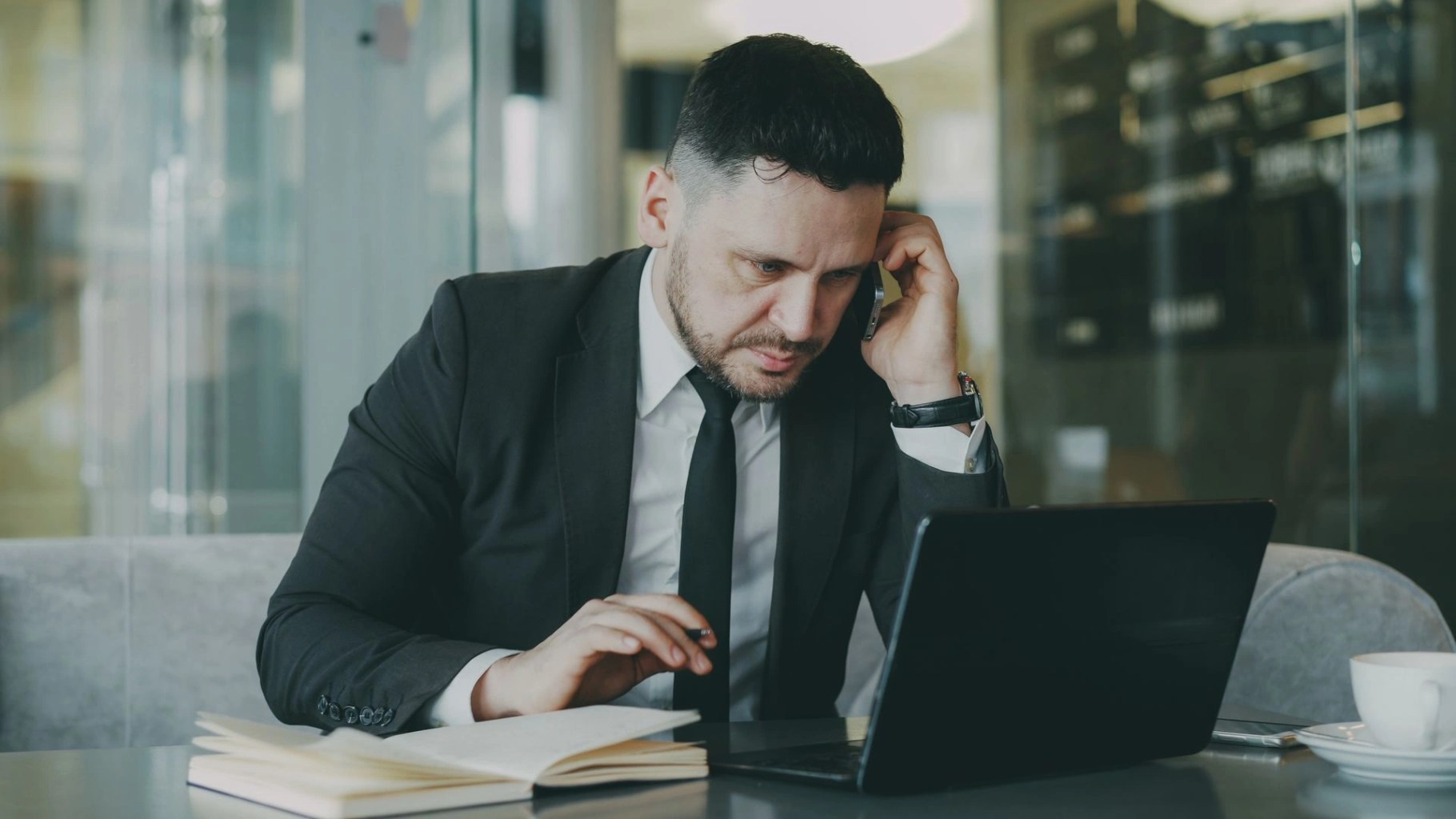 Tener un negocio no significa que todas tus finanzas deban girar alrededor de su caja. Una vez que separas correctamente el dinero de la empresa y defines cuánto puedes pagarte, aparece otra tarea: organizar el dinero que ya recibes como persona. Eso implica decidir cuánto necesitas para tus gastos, cómo atender tus deudas, qué reservar para imprevistos y qué parte puedes destinar a ahorro u objetivos personales, sin volver a utilizar el dinero que necesita el negocio para operar. En esta guía verás cómo organizar tus finanzas personales si tienes un negocio, especialmente cuando tus ingresos cambian de un mes a otro y dependen de lo que puedes retirar o pagarte como propietario.