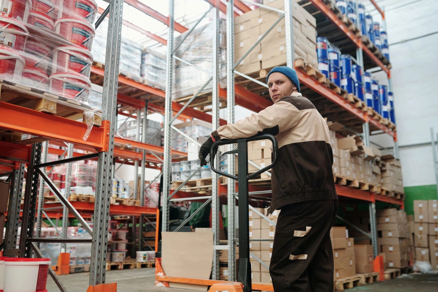 Trabajador en una bodega con inventario y estanterias, imagen para ilustrar el Process Cycle Efficiency o eficiencia del ciclo del proceso.