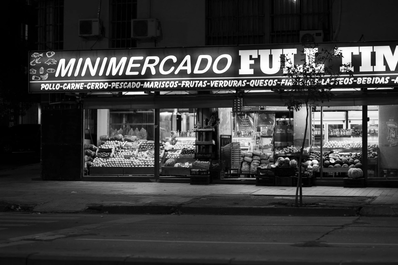 Tienda minorista con productos exhibidos, imagen sobre cómo calcular el precio mayorista sin perder margen
