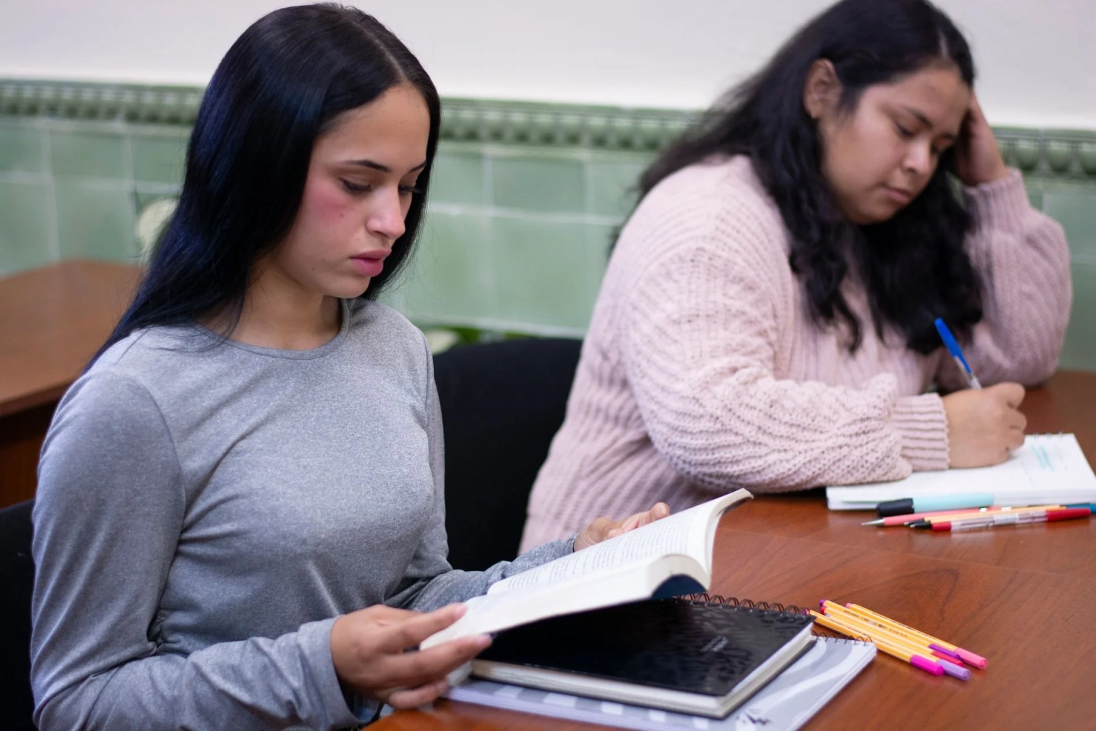 Estudiantes en sesión de estudio, imagen para un negocio de clases particulares o tutorías