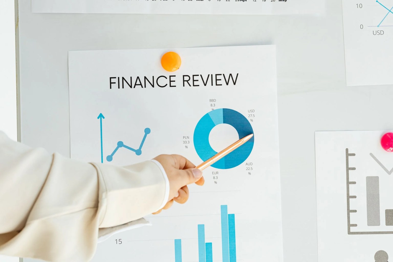 Mano señalando un reporte financiero como imagen principal sobre qué es el EBITDA, cómo se calcula y para qué sirve en el análisis del desempeño operativo.