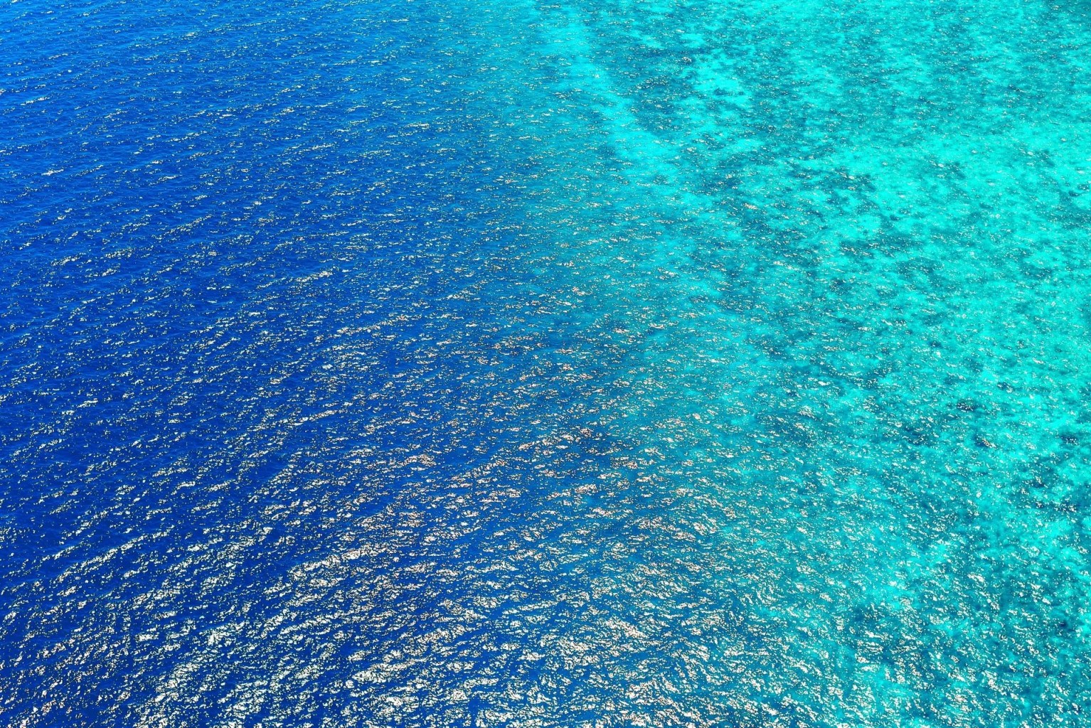 Vista aérea del mar en tonos azul profundo y turquesa, imagen ilustrativa sobre estrategia de océano azul y diferenciación en el mercado