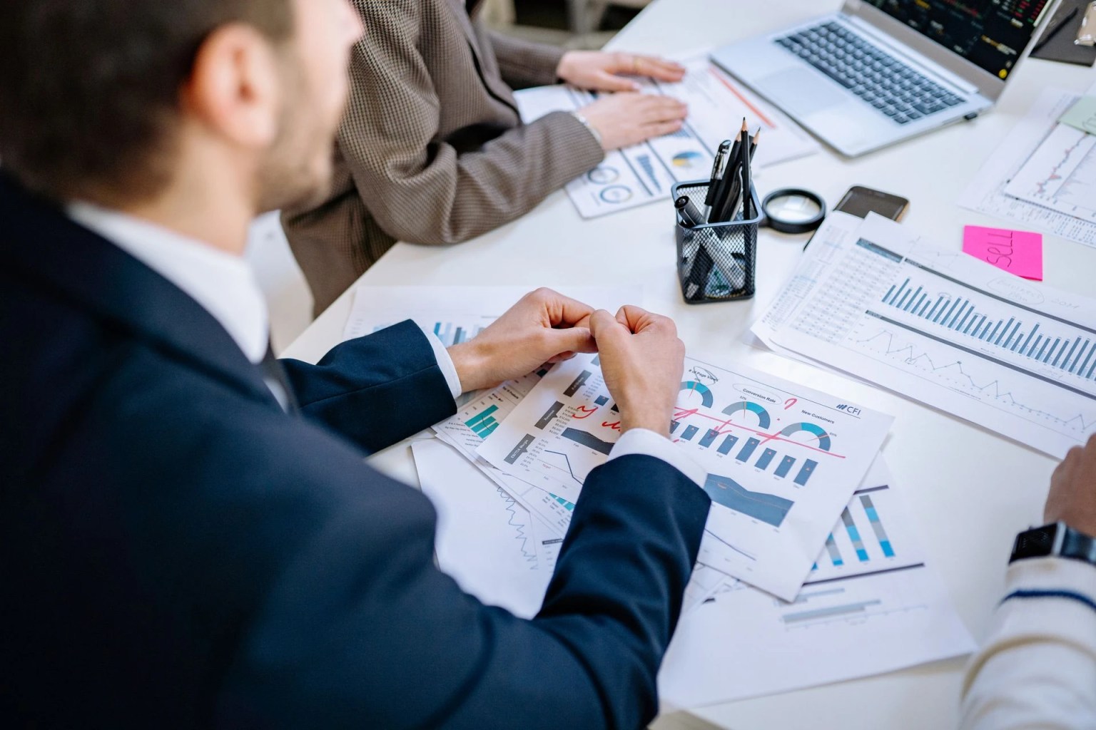 Equipo analizando gráficos financieros para explicar el Índice de Lerner y la relación entre precio y costo marginal.