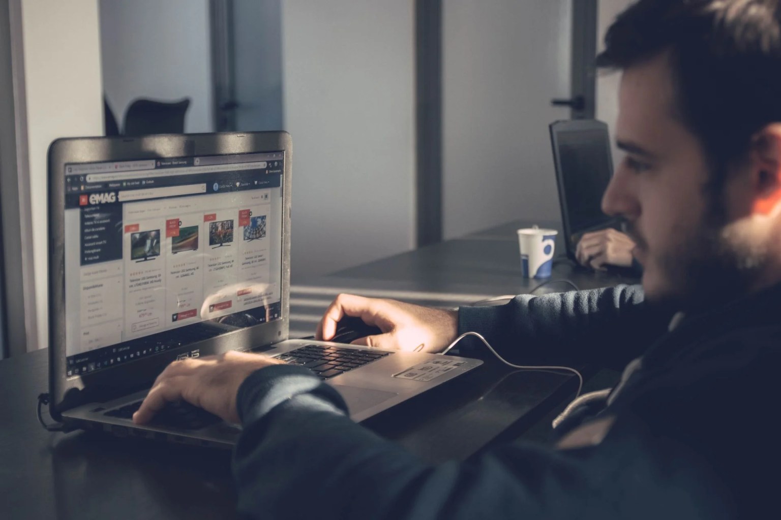 Persona usando una tienda online en computador portátil, imagen sobre Jotform Store Builder