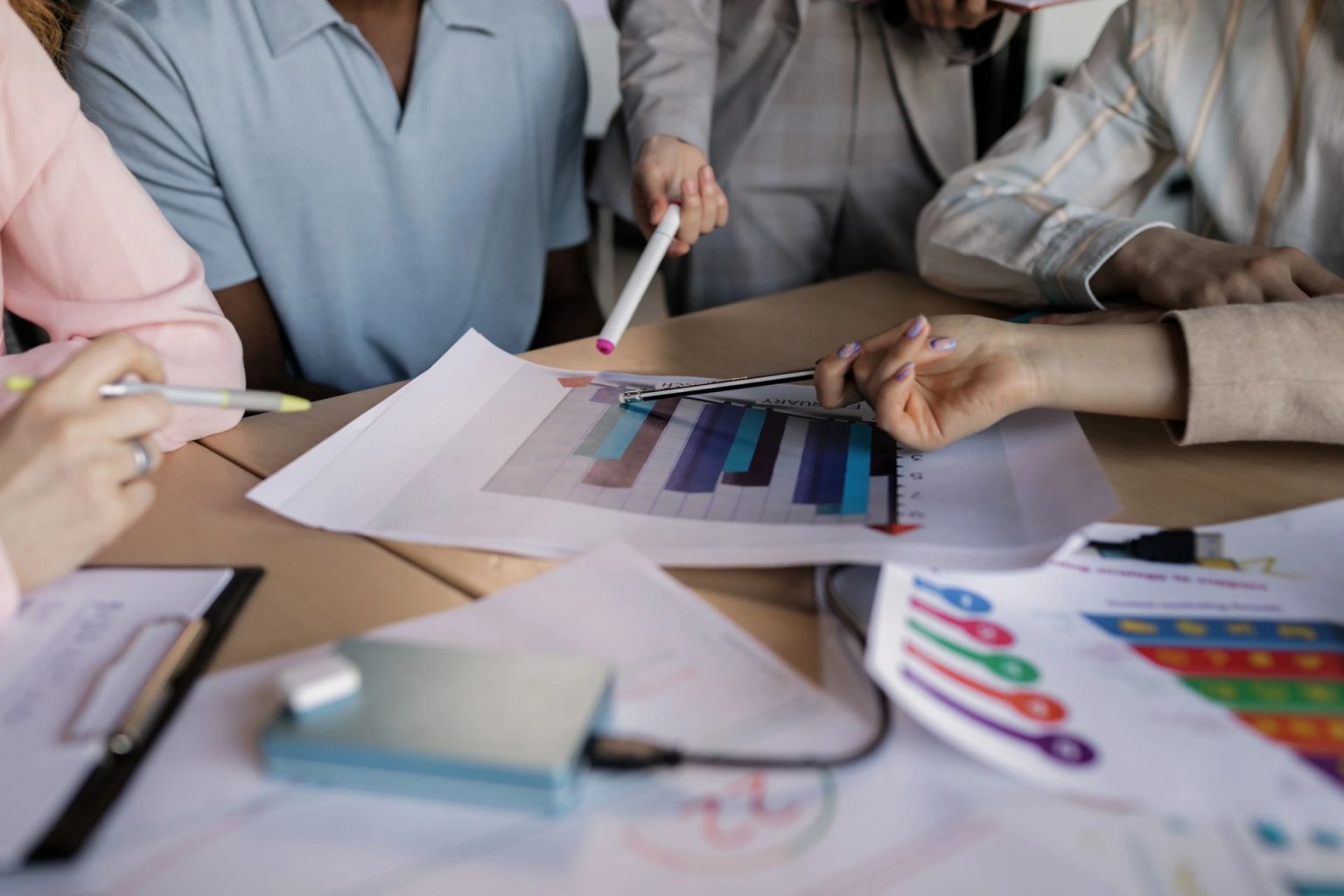 Equipo analizando gráficos de ventas para calcular el margen de seguridad y la distancia frente al punto de equilibrio.