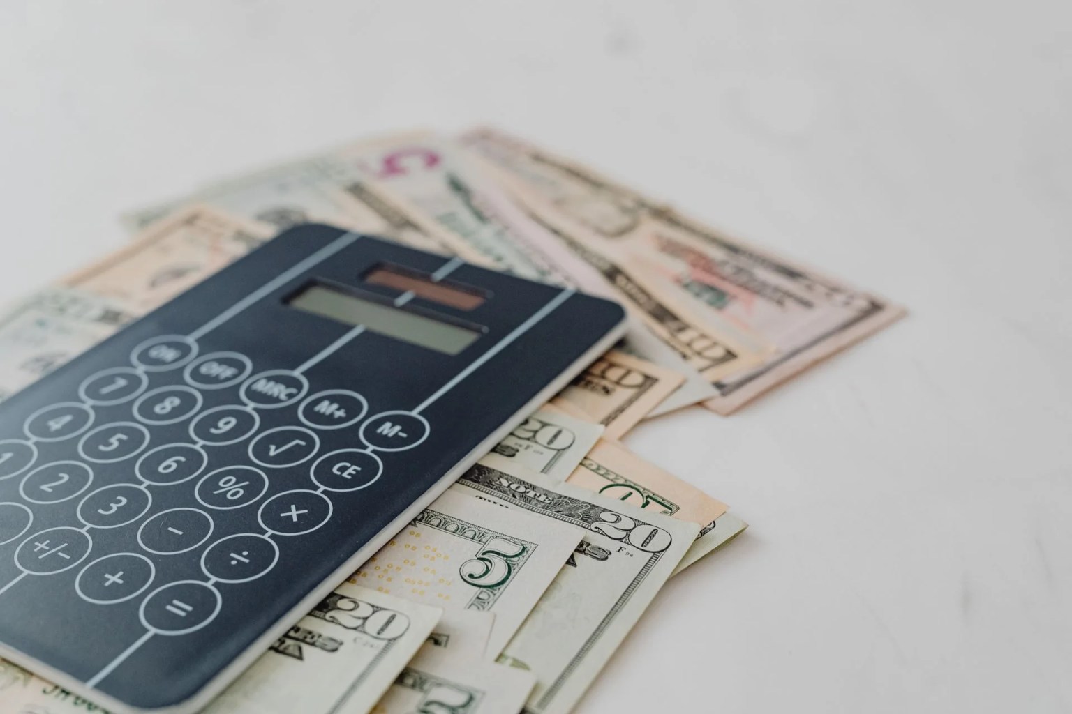 Calculadora sobre billetes, imagen ilustrativa sobre el método Gabor-Granger y la sensibilidad al precio