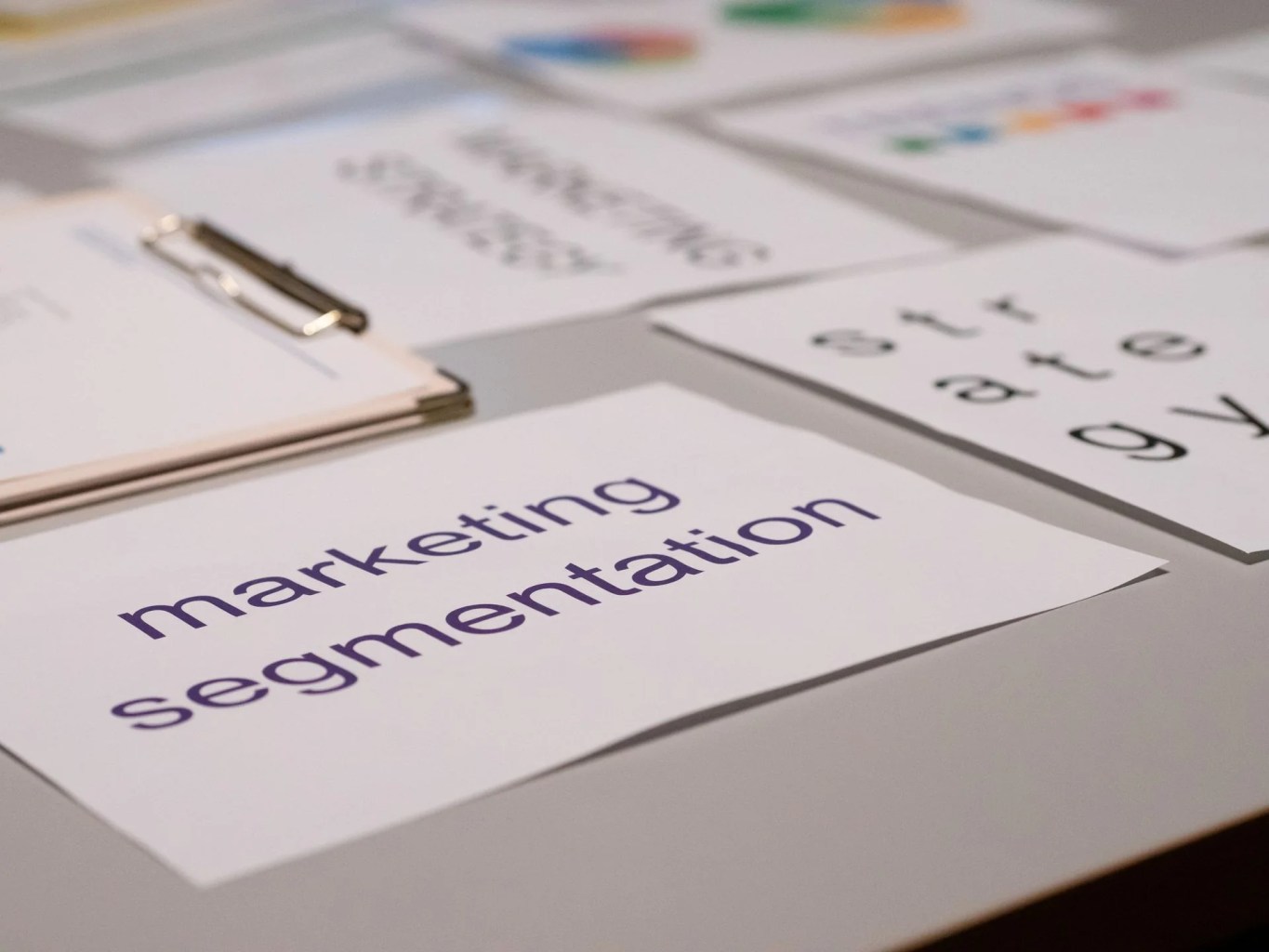 Tarjetas de segmentación de marketing sobre una mesa, utilizadas para ilustrar el modelo de Keller y la construcción del valor de marca desde la perspectiva del cliente.