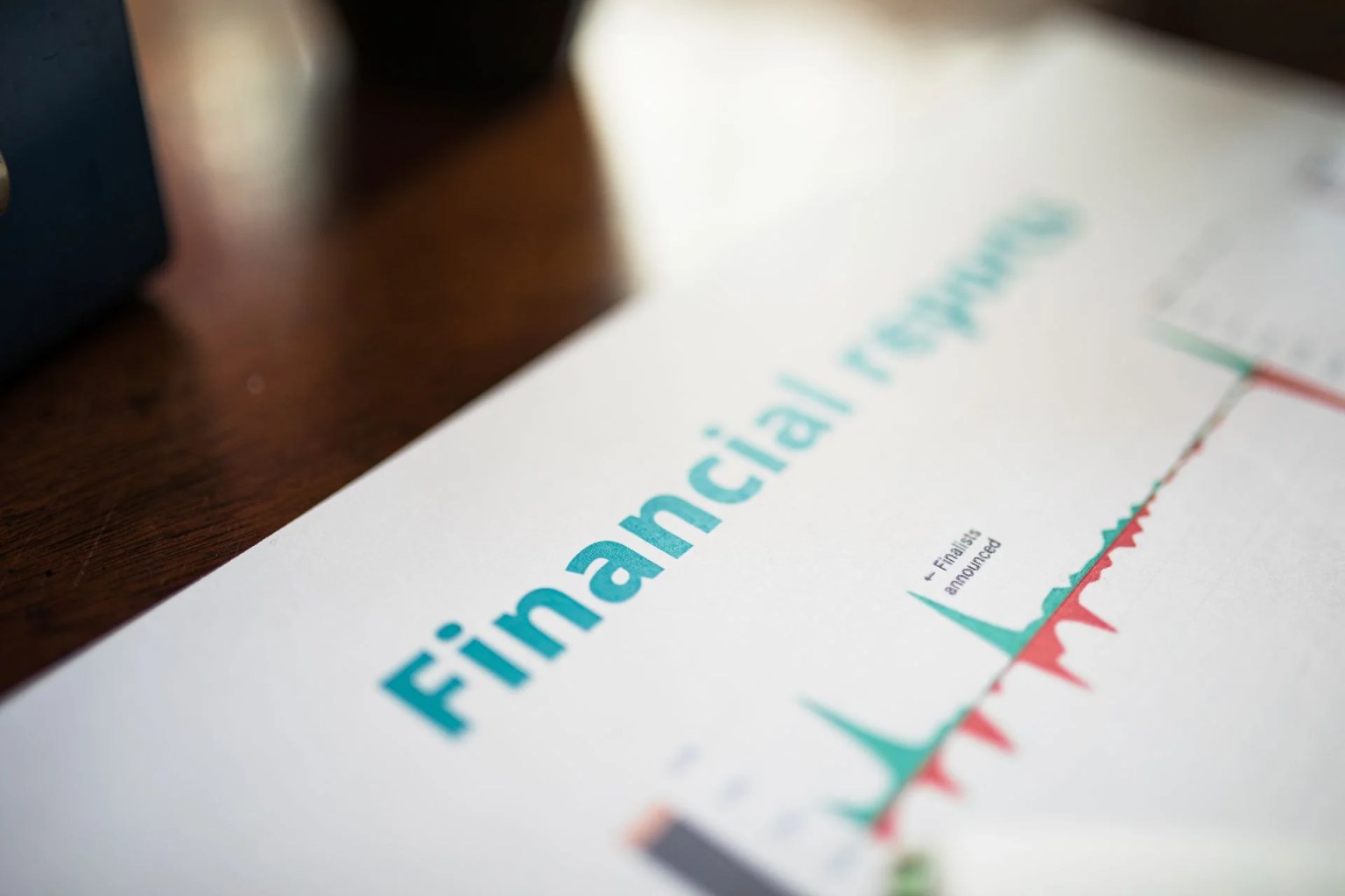 Informe financiero con gráfico de resultados, imagen ilustrativa sobre ROIC y retorno sobre capital invertido