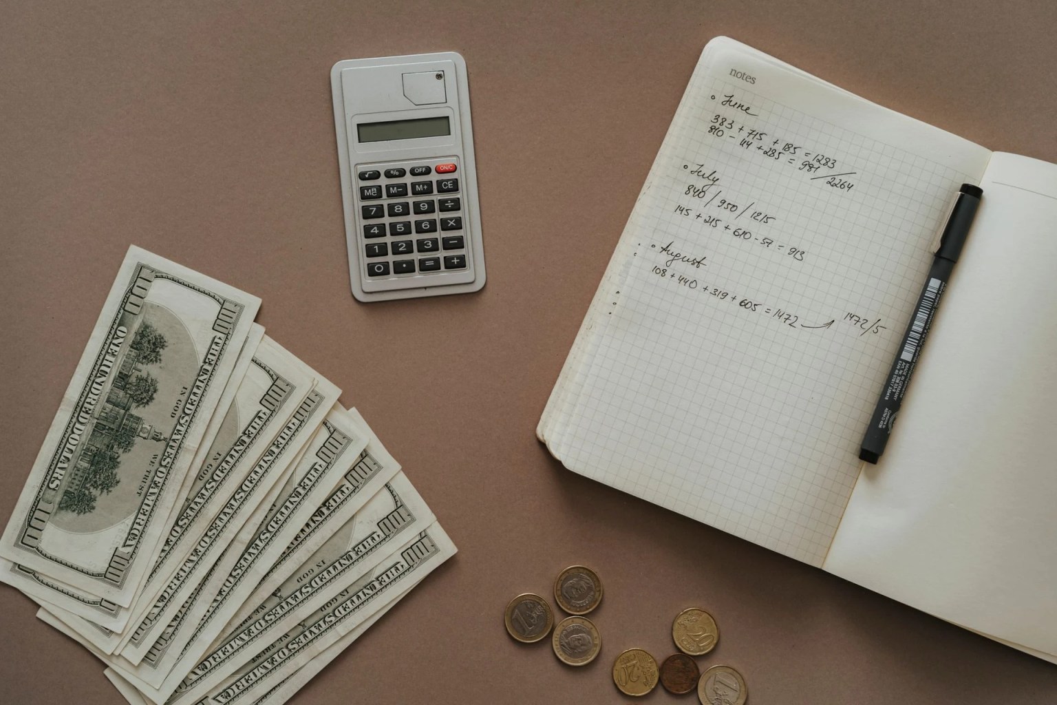 Calculadora, dinero y notas financieras para ilustrar la rotación de cuentas por pagar y el control de pagos a proveedores.