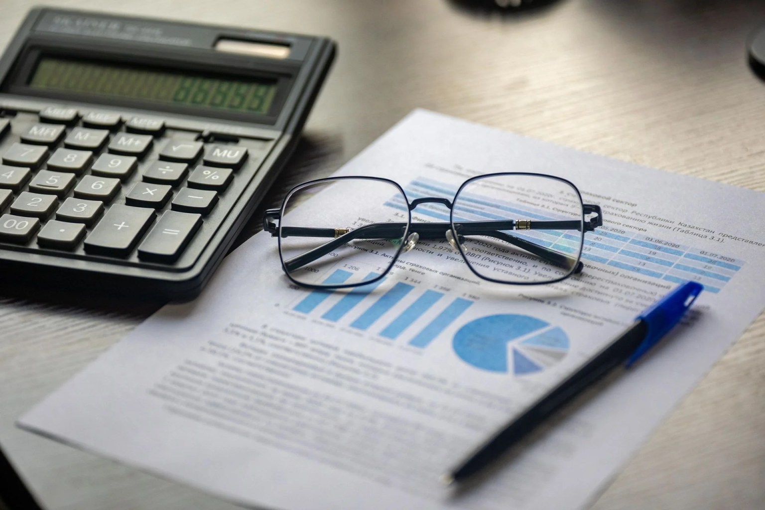 Calculadora y reporte financiero para analizar la anualidad equivalente o CAE en la evaluación de inversiones