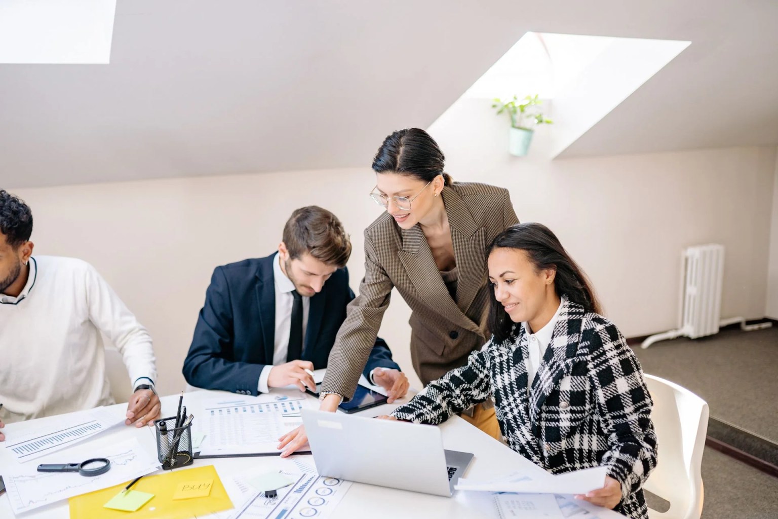 Equipo de trabajo analizando información y tomando decisiones, imagen representativa de la arquitectura de marca y la organización estratégica de un portafolio de marcas