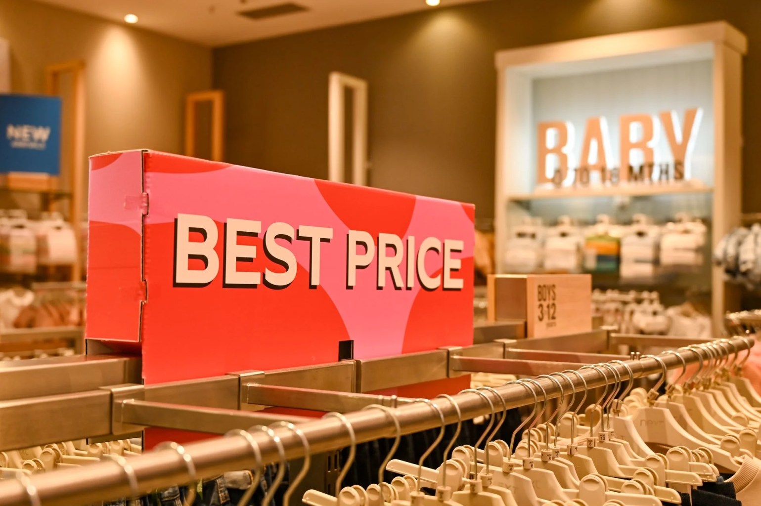 Letrero de “Best Price” en una tienda retail, imagen representativa de la cascada de precios o price waterfall en la gestión comercial.