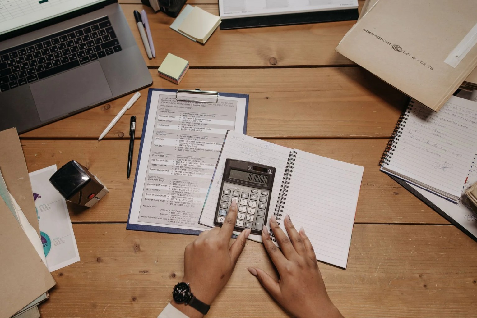 Contabilidad del throughput: qué es, fórmulas y cómo decidir qué producir