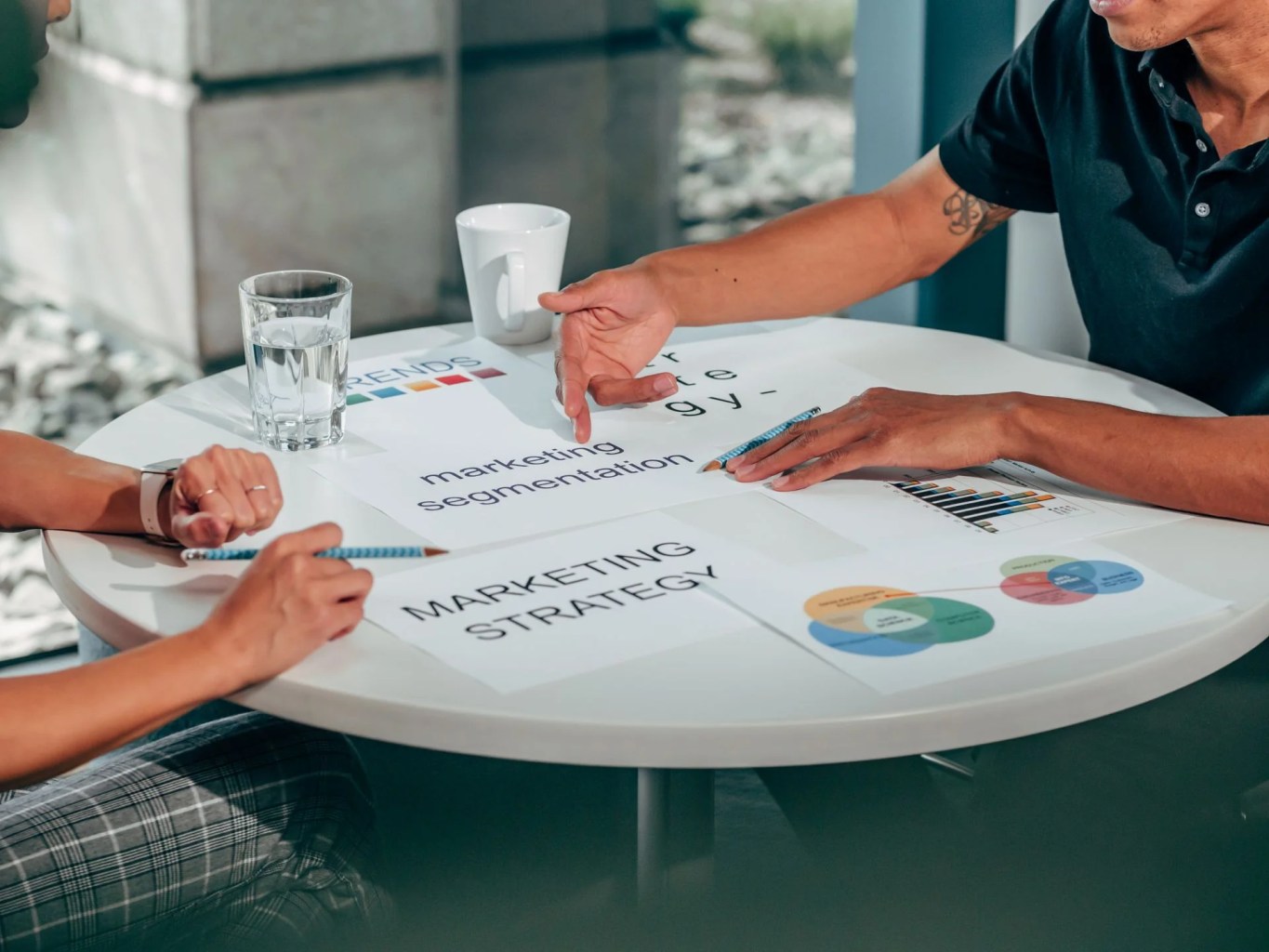Equipo analizando una estrategia de canales para explicar un sistema de marketing vertical